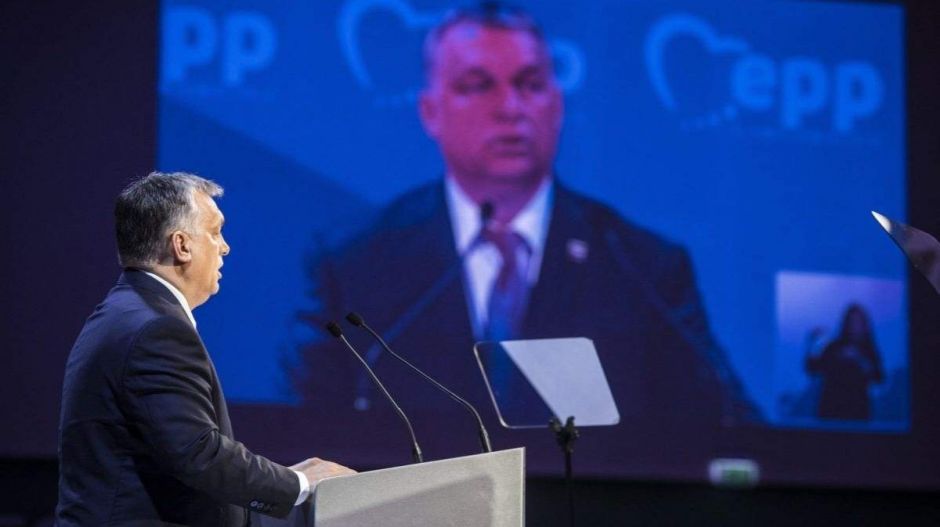 Csak a Fidesz nem szavazta meg a Néppártban, hogy több pénzt kapjanak a civilek
