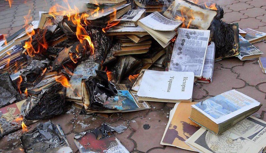 Ukrán történelemkönyveket égetnek az oroszok a „nácitlanítás” jegyében