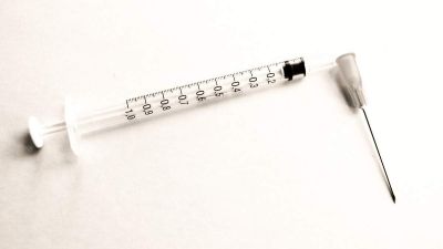 Van olyan szomszédunk, ahol maga az államfő könyörög az EU-nál az oltásért