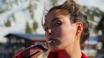 Miközben az USA és Kína gazdasági háborút vív, egy fiatal lány valósítja meg a közgazdászok álmát