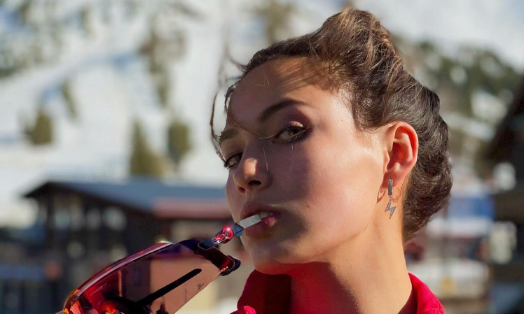 Miközben az USA és Kína gazdasági háborút vív, egy fiatal lány valósítja meg a közgazdászok álmát