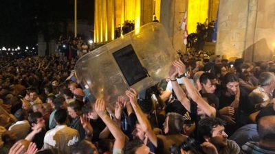 Óriási tüntetések vannak Grúziában, mert a parlament fogadott egy orosz képviselőt