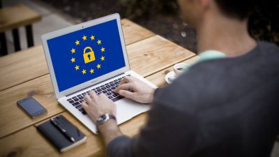 Jobban a Facebook és a Google nyakára lépne az EU