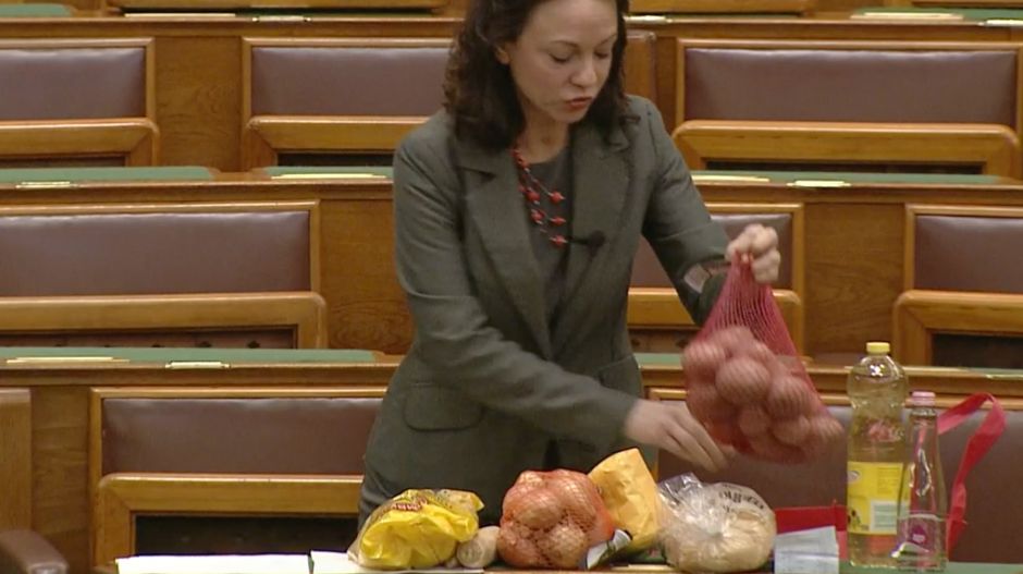 Szabó Tímea kipakolt egy kisboltot az asztalra a parlamentben