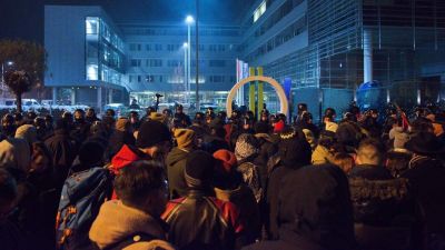 Így tüntettek éjszaka az MTVA székháza előtt