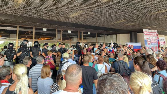 Tojás, ketchup és könnygáz: tüntetők próbálnak bejutni Pozsonyban a szlovák parlamentbe