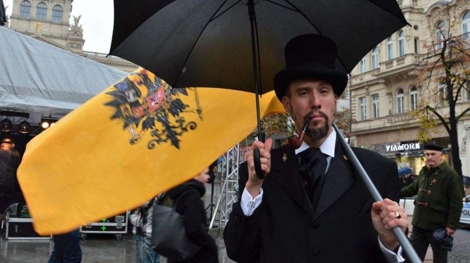 Ferenc József-portréval, hipszterbajusszal, birodalmi zászlóval vonultak fel Prágában a monarchisták