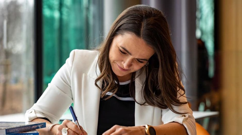 Novák Katalin ukrán nemzeti színeket használva ítélte el az orosz agressziót