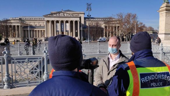 Nem mondja meg a rendőrség, mi alapján szúrták ki, kiket igazoltassanak az üzletnyitós tüntetésen