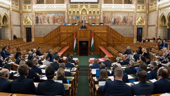 A golyóálló mellényben oviba látogató Orbán Viktor – búcsúzik a parlament