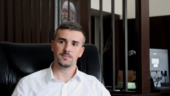 Már az is pozitív, hogy a Néppárt egyáltalán mismásol a Fidesz ügyében – Jakab Péter az Azonnalinak