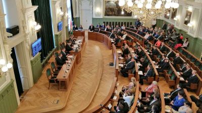 AC/DC-t bömböltetve indult el a Dézsi-éra Győrben: hárommilliót küld Vuhannak a város