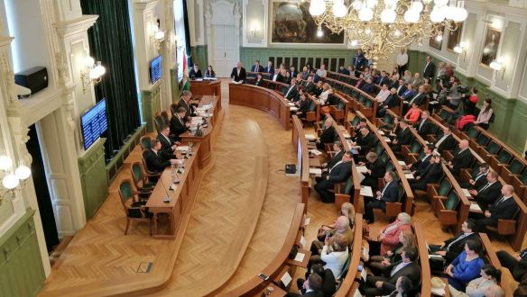 AC/DC-t bömböltetve indult el a Dézsi-éra Győrben: hárommilliót küld Vuhannak a város