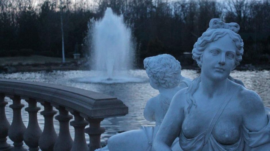 Amikor csak pénzt tudtál lopni, ízlést nem: megnéztük Viktor Janukovics kijevi rezidenciáját