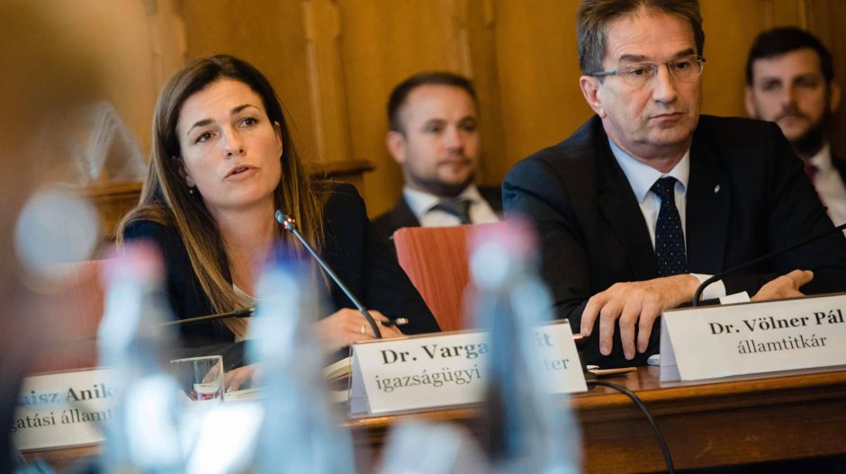 Tízből négy magyar szerint Orbán Viktor is felelős Völner korrupciós botrányáért
