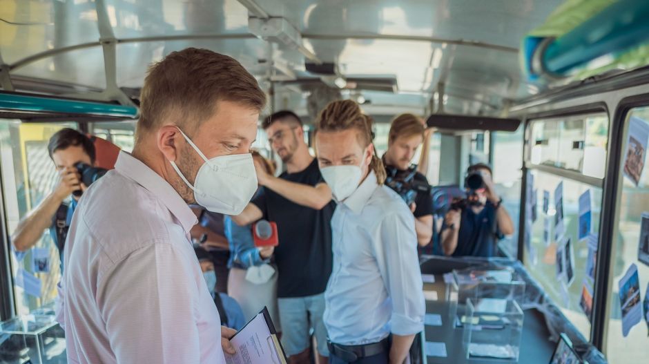 „Svindlibusz” nevű mozgó korrupciós múzeummal kampányol a cseh Kalózpárt