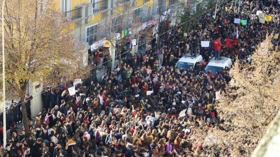 Albániában az elnök egyszerűen lefújta a választásokat. A miniszterelnök kirúgná