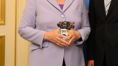 A Merkel-életrajz, ami nem a változásban hisz, hanem a lózungokban