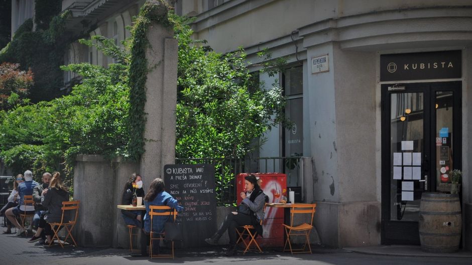 Hétfőtől dönthetnek úgy a vendéglők Szlovákiában, hogy csak az oltottakat szolgálják ki