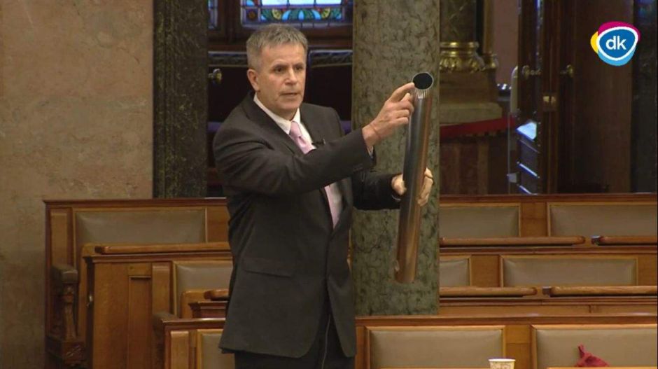 Ereszcsatornát vitt a fideszeseknek egy DK-s képviselő a parlamentbe