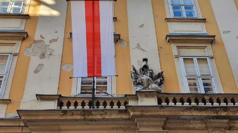 Történelmi belarusz zászló került a budapesti városházára