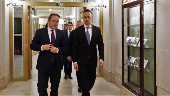 Várhelyi Olivér nem lett összeférhetetlen, Trócsányival ellentétben eljutott a startvonalig