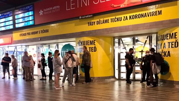 Oltásellenesek zaklatják az oltópontokon dolgozókat és az oltásra várókat Csehországban