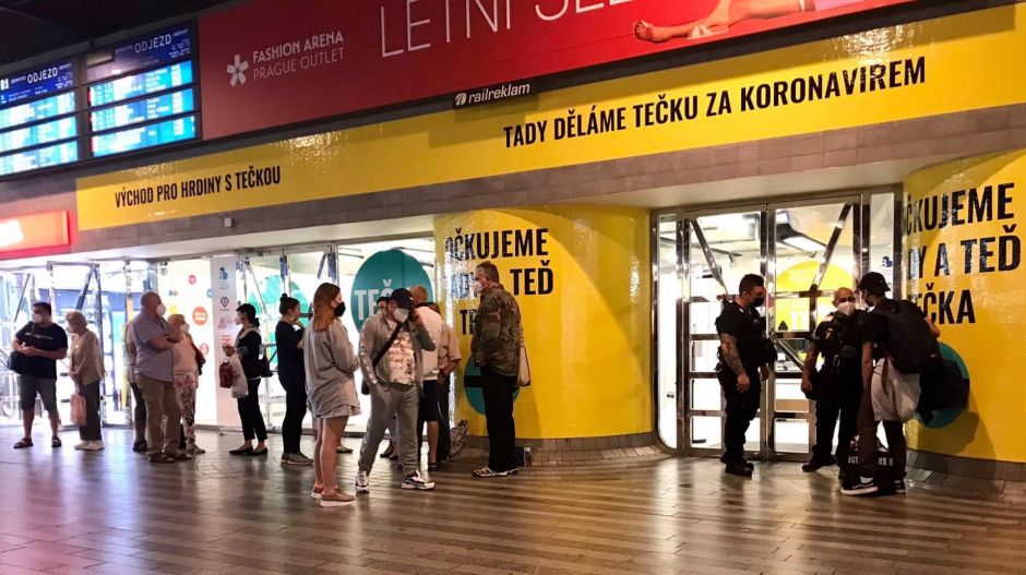Oltásellenesek zaklatják az oltópontokon dolgozókat és az oltásra várókat Csehországban