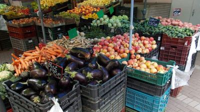 Az önkormányzatoknak kellene figyelniük, túláraznak-e a piaci árusok a járvány idején