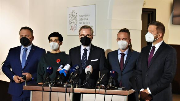 Ellenzi a kötelező oltást, az oltatlanok diszkriminációját és az iskolabezárásokat a hamarosan hivatalba lépő új cseh kormány