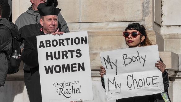 Egyre nagyobb a félelem a Roe kontra Wade eltörlése miatt, tüntetőket bántalmaznak országszerte