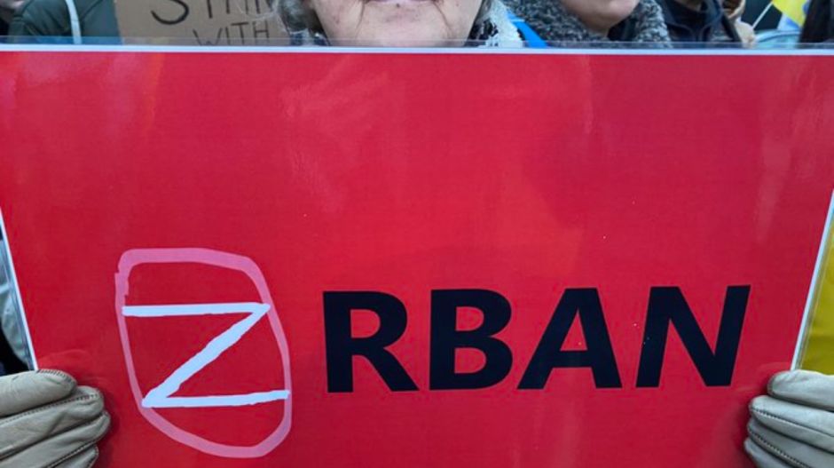 A varsói magyar nagykövetség elé is cipőket raktak az ukránok