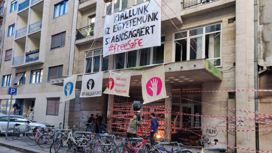 Egységben vagyunk! –  az SZFE hallgatói és oktatói az Azonnalinak