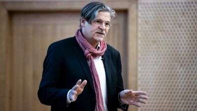 Nincs valós politikai akarat az EU-ban a 7-es cikkes eljárás végigvitelére – Jan-Werner Müller az Azonnalinak