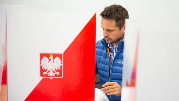 Váratlanul elnökjelöltet cserélt a lengyel jobbközép: Varsó főpolgármestere verné meg a PiS-t