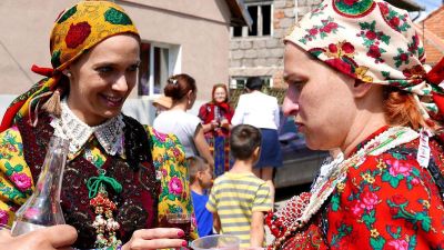 Gumicsizmában, sárban is lehet néptáncolni