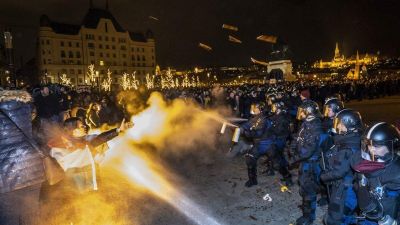 Mik voltak a szerda esti Kossuth téri tüntetés legerősebb beszólásai? Mutatjuk!