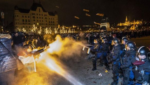 Mik voltak a szerda esti Kossuth téri tüntetés legerősebb beszólásai? Mutatjuk!