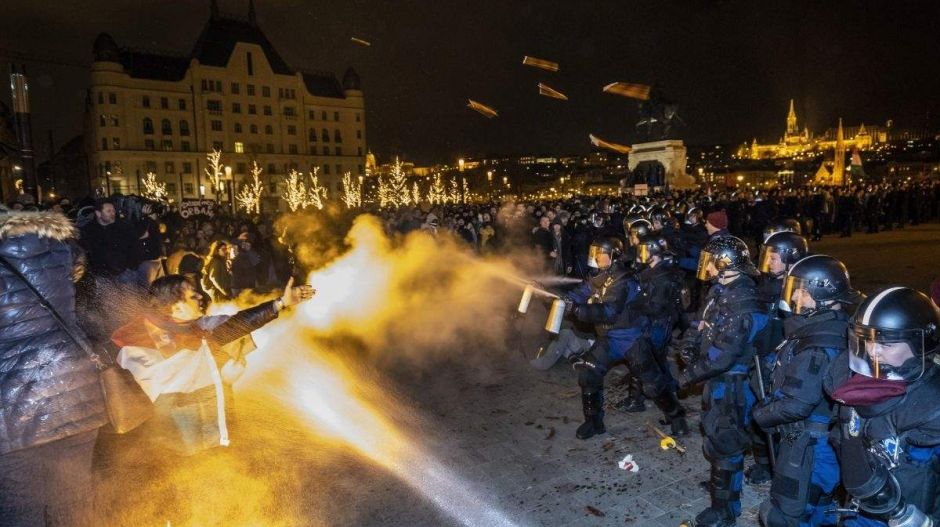 Mik voltak a szerda esti Kossuth téri tüntetés legerősebb beszólásai? Mutatjuk!