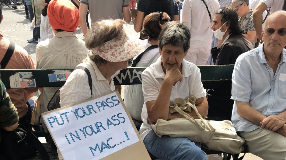 Oltási igazolványhoz kötne Macron egy csomó mindent, Franciaország az utcára vonult