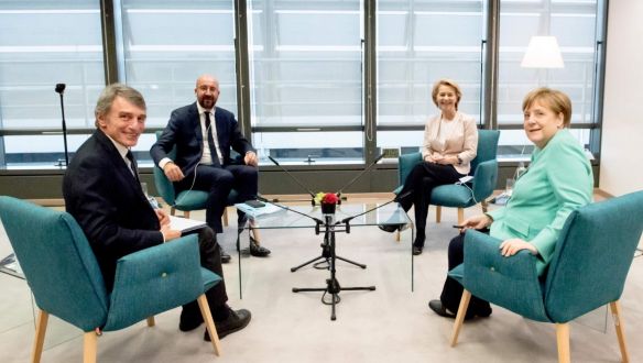 Nem von der Leyen az első EB-elnök, aki kanapéra kényszerült ülni