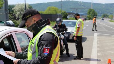 Szlovákia újra kinyitja a hétfőn lezárt kisebb határátkelőit, de a beutazási szabályokon is szigorít