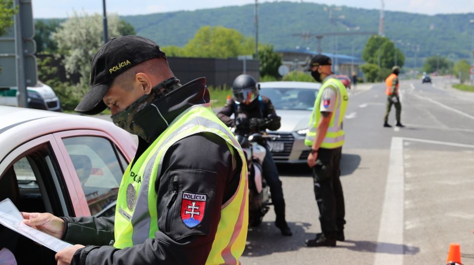 Szlovákia újra kinyitja a hétfőn lezárt kisebb határátkelőit, de a beutazási szabályokon is szigorít
