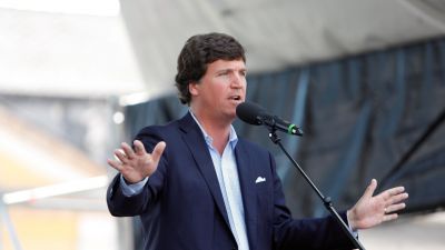 Pont egy maszkos beszólás maradt ki Tucker Carlson magyar előadásának hivatalos videójából