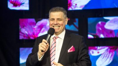 Sákreválá nojti, kriválá nojti: ők imádkoztak Orbánért halandzsa nyelven, de miért?