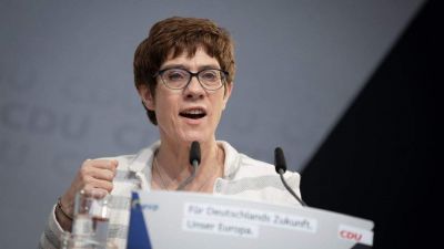 A koalíciós partner feje fölött, nemzetközi összefogással stabilizálná Észak-Szíriát Merkel kiszemelt utóda