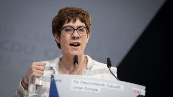 A koalíciós partner feje fölött, nemzetközi összefogással stabilizálná Észak-Szíriát Merkel kiszemelt utóda