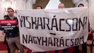 Az MTI elfelejtette megemlíteni, hogy Karácsony ellen demonstráltak a sajtótájékoztatóján