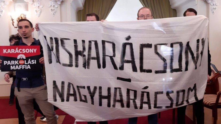 Az MTI elfelejtette megemlíteni, hogy Karácsony ellen demonstráltak a sajtótájékoztatóján