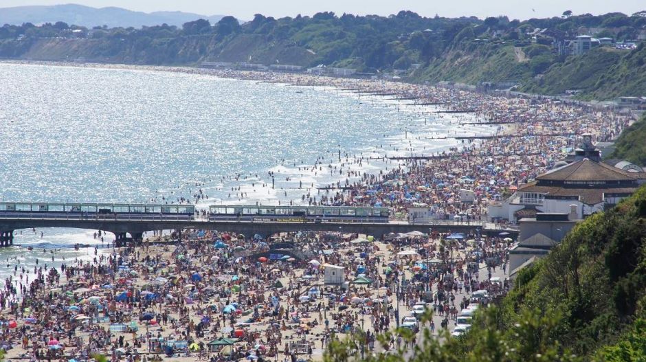 Koronavírus ide vagy oda, óriási tömegekben özönlöttek ki strandolni az angolok